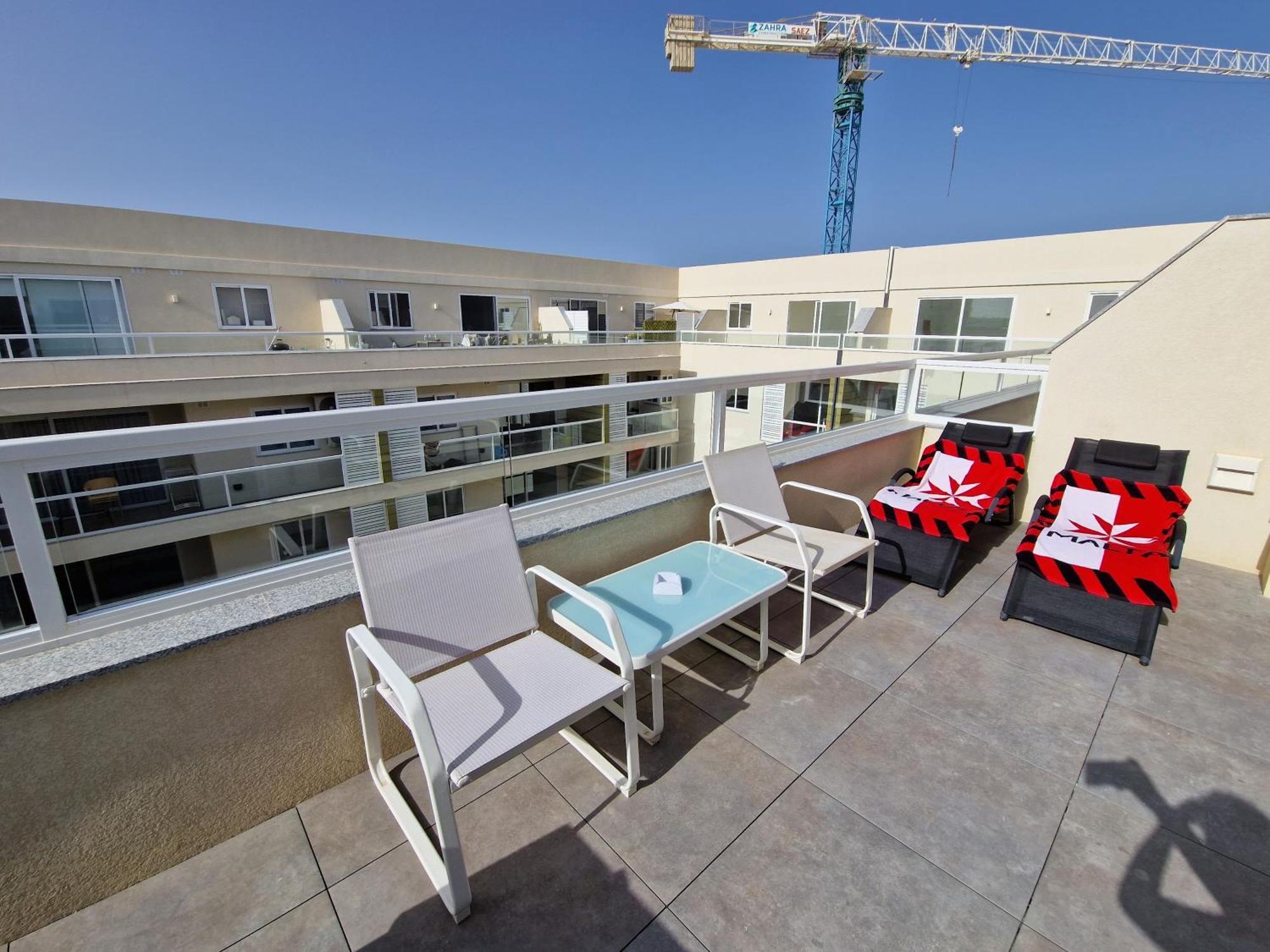 شقة Sea View New Penthouse Terrace & Garage Parking خليج سانت بول المظهر الخارجي الصورة