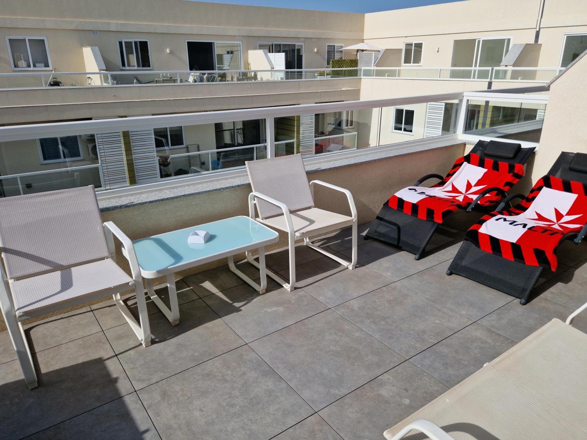 شقة Sea View New Penthouse Terrace & Garage Parking خليج سانت بول المظهر الخارجي الصورة
